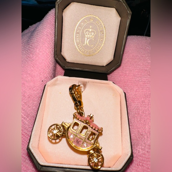 Juicy Couture Gold Plated over Brass Pink PRINCESS Carriage charm - Picture 3 of 12